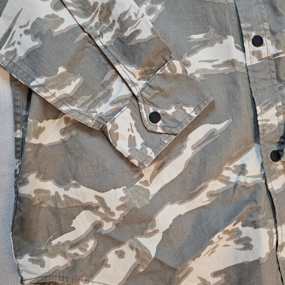 Bershka Men's Long Sleeve Camouflage Shirt - Size M - Picture 5 of 7